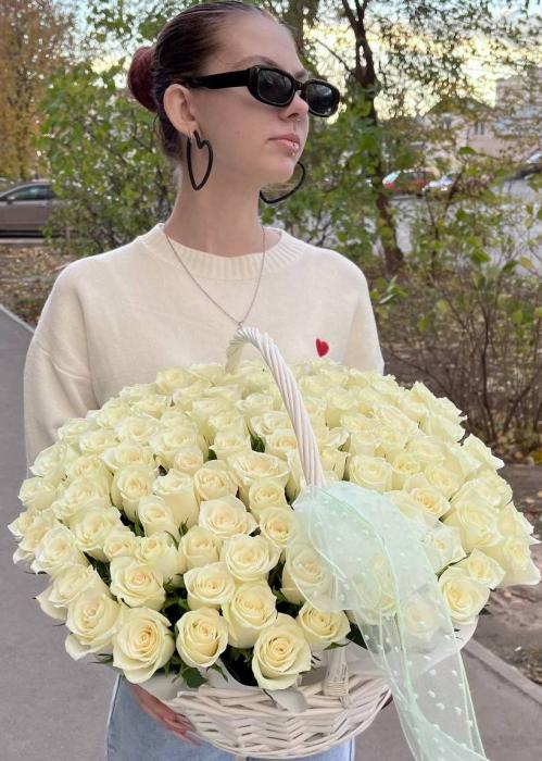 Белоснежная корзина 101 розы «Ну мед»