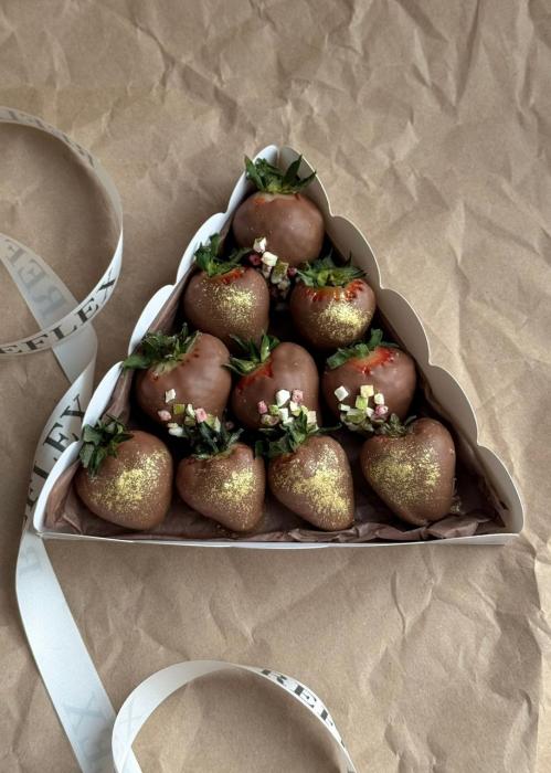 Клубника в шоколаде 10 шт «Треугольник вкуса»