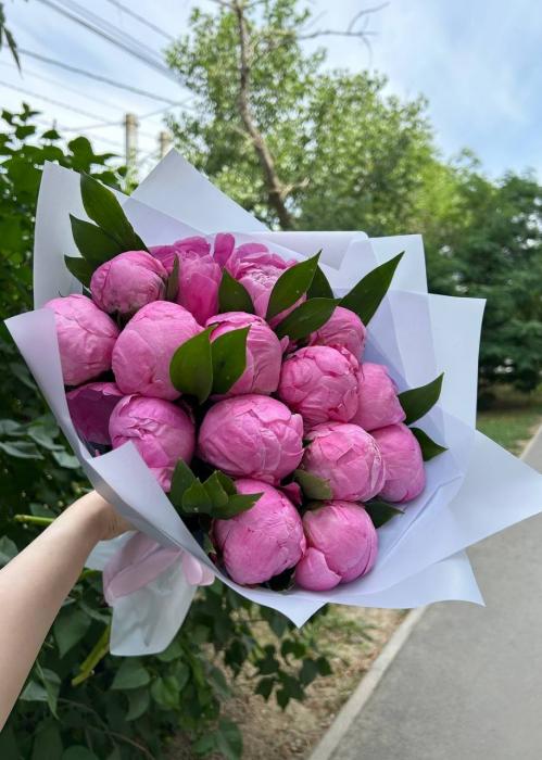 Букет 15 пионов «Чтоб сердце грело»